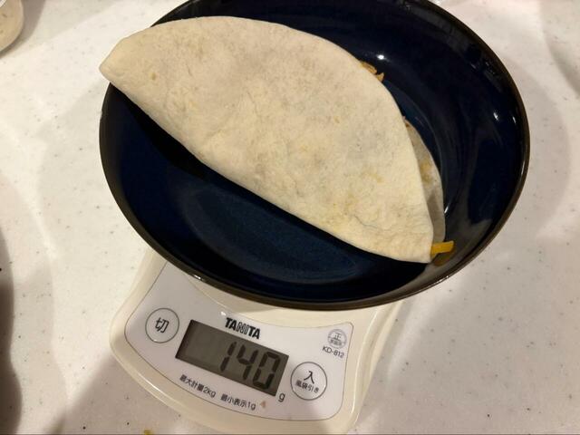 【コストコ チキンケサディーヤ】 1つあたり約140gと食べ応えがあり、チーズと鶏肉のバランスが良いので満足感も高めです◎