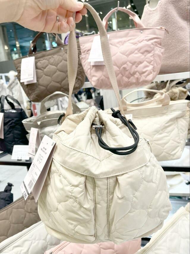 【ワークマン 撥水・中綿巾着ショルダーバック】カラーはピンク、ベージュ、カーキ、ブラック、ライトグレーがあります（正式名称不明）