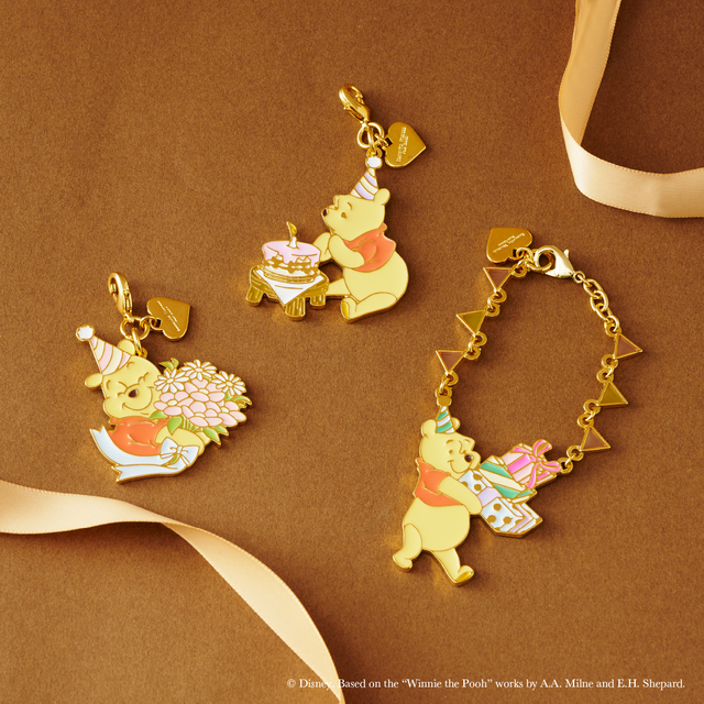 バッグチャーム 6,050円、ファスナーチャーム 4,400円｜サマンサタバサプチチョイス『くまのプーさん』コレクション