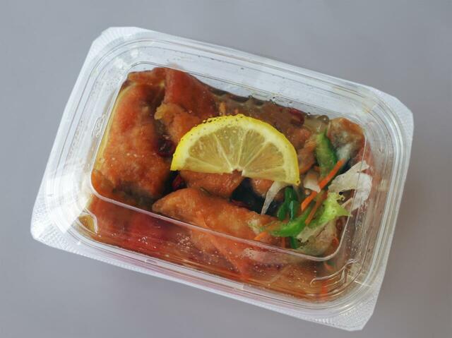 「佐渡サーモン南蛮漬け」＜価格：400円（税込）＞ 【【角上魚類】新潟直送「活〆佐渡サーモン」期間限定で販売中！刺身やフライなどの惣菜も登場！】