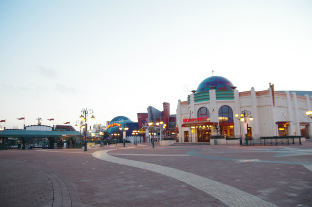 パーク方面からみたディズニービレッジ