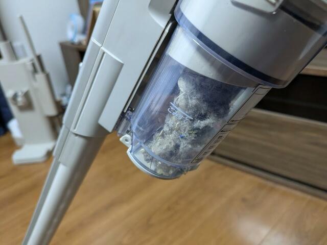 【アイリスオーヤマ  MagiCaleena ゴミ回収ドック付き充電式サイクロンスティッククリーナー】掃除後のダストカップ。ゴミを回収してみます→