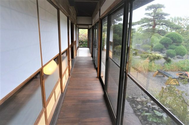 晴れていれば窓を開けて縁側で過ごすのも気持ちいい