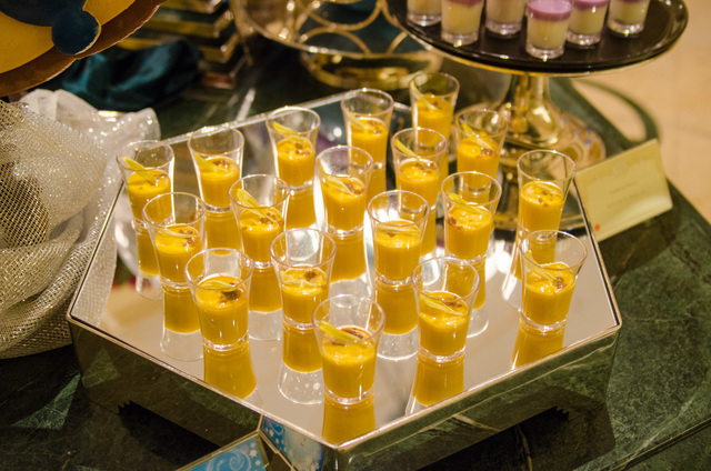 「シャーウッドガーデン・レストラン」ディナーブッフェ イエローベルペッパーのムース｜東京ディズニーランドホテル 2016年「アナとエルサのフローズンファンタジー」