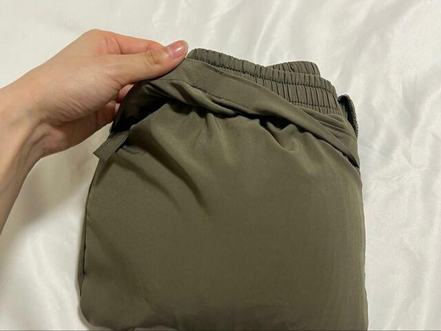 【ワークマン 撥水プリーツセミワイドパンツ】ポケットに入れ込めばコンパクトに収納!