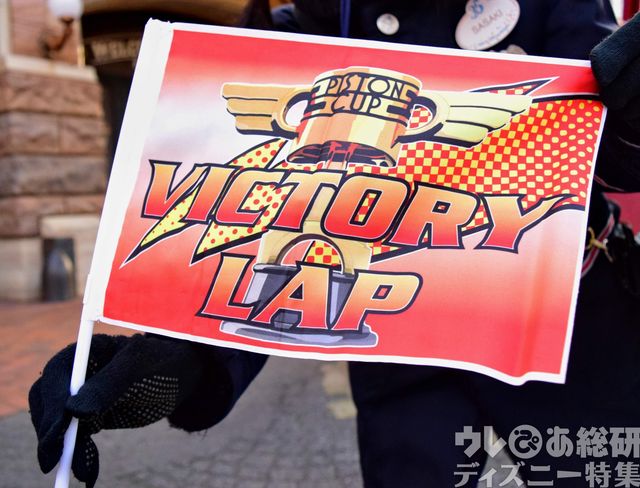 ショーに参加するゲストは、特別なデザインのフラッグを振りながらマックイーンの後ろを歩く