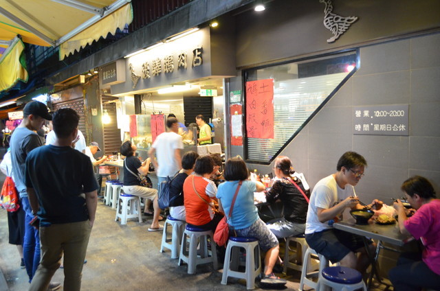 　『後驛鵝肉店』の店内はやや狭いが、３～４人までなら問題なし。人気店なので行列も覚悟で