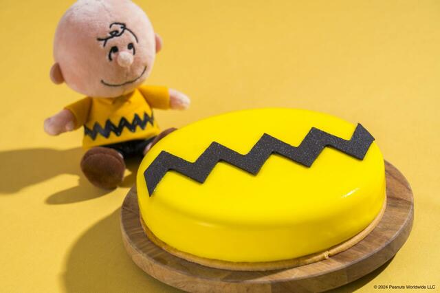 「チャーリー・ブラウンのジグザグムース」<期間:2024年7月6日〜9月16日>【【スヌーピー】カラフルな“サーカススイーツ”が食べ放題!ヒルトン広島でスヌーピーと仲間たちの夏のスイーツカーニバル!】