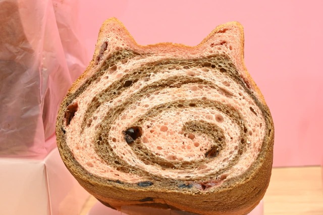 「ねこねこ食パン loves ハートフルベアー」正面