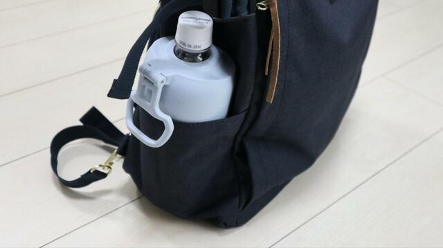 【anello（アネロ） 2WAYリュック POST】両サイドポケットには、ホルダー入りのペットボトルも収まりました！