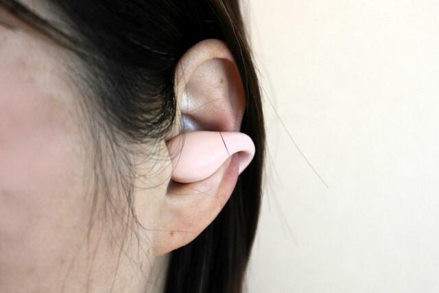 【3COINS オープンイヤーイヤカフイヤホン】ピンクは肌なじみがよく悪目立ちしません