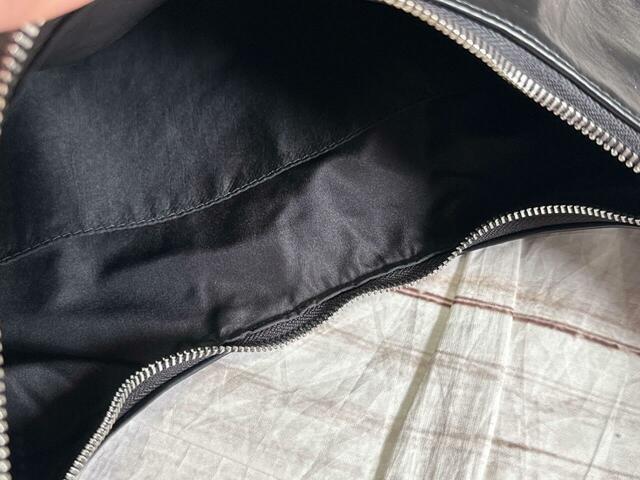 内側に大きめサイズのポケットが1つついています