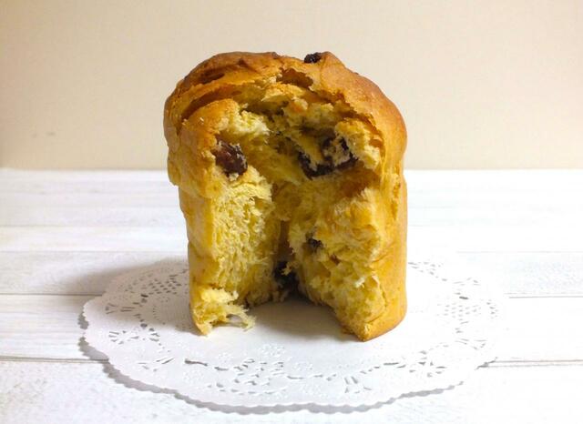 【カルディパネトーネ】中にはレーズン、オレンジなどのドライフルーツがいっぱい