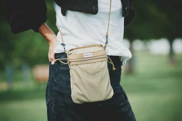 「DEAN & DELUCA × BRIEFING サコッシュトートバッグ ベージュ」13,750円（税抜12,500円）