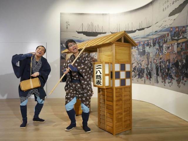 会場内フォトスポットの前で。ナイツの塙宣之と土屋伸之。