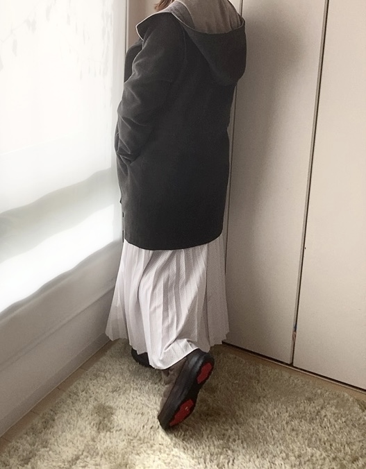 【ワークマン 防寒ケベックショート】グレーのコートと合わせて