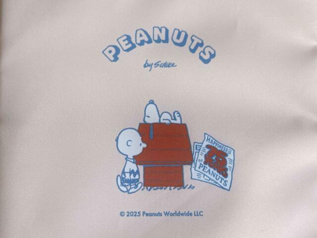 正面にはスヌーピーとチャーリー・ブラウンのイラストプリント入り！75周年を記念した特別感のあるデザイン