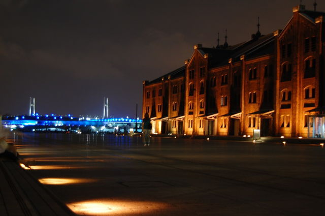 ライトアップされた赤レンガ倉庫。放送当初、ベイブリッジはまだ存在しない