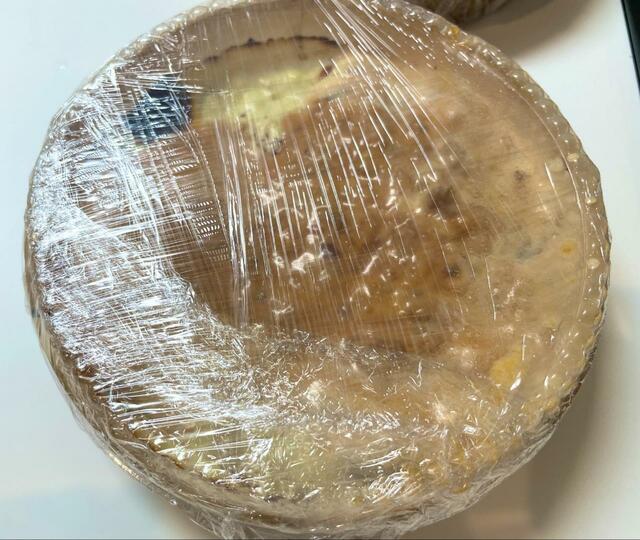 【サイゼリヤ ミラノ風ドリア】テイクアウトするとラップに包まれて渡されます