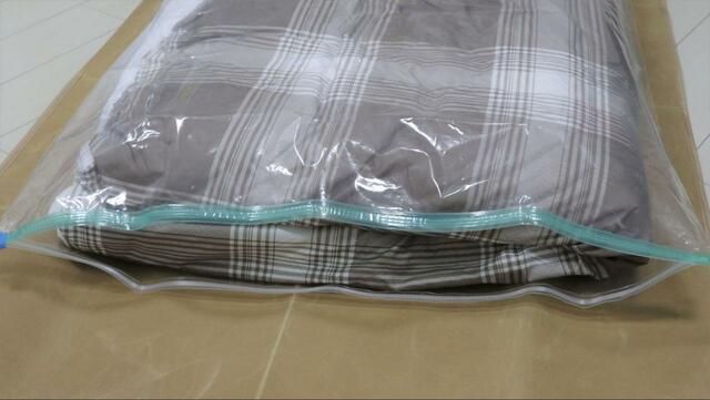 【ニトリ 掃除機がいらない消臭布団圧縮袋】布団を入れる作業はとてもスムーズ