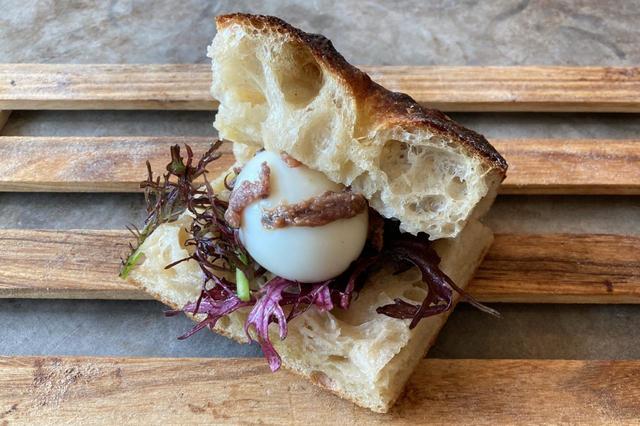 「アンチョビたまごサンド（500円）」。マリネしたカラシナが節妙