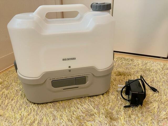 【アイリスオーヤマ 充電式ポータブルウォッシャー】サイズは幅約31.6cm × 奥行約21.6cm × 高さ約27.5cmです