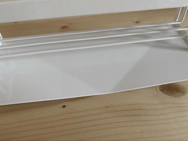 【tower 水が流れるスポンジ＆ボトルホルダー】受け皿がついていて、スポンジやボトルから出る水をシンクに流せる構造