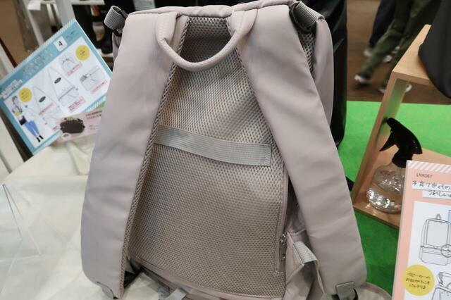 ワークマン　高撥水マルチシートインマザーズリュック　スースケースに着けられるバンド付き