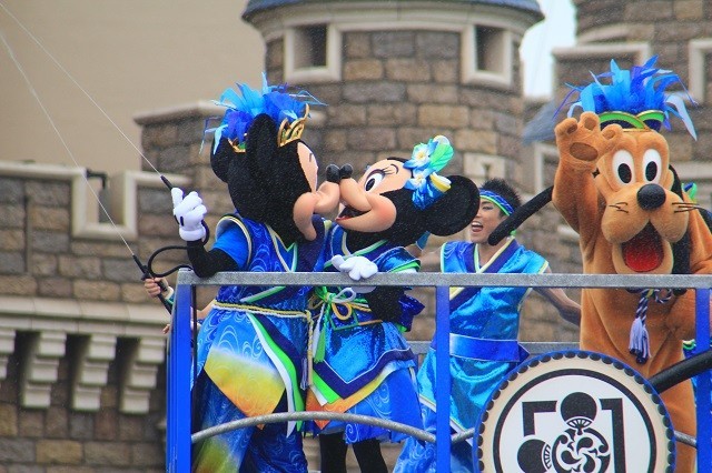 放水しながらミニーにキス