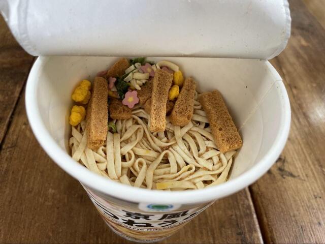 【ファミリーマート 京風きつねうどん】麺はつるっとしたストレート麺