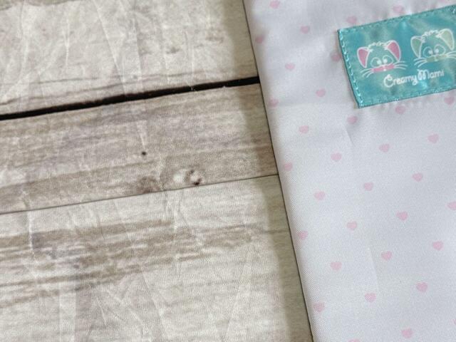 素材はポリエステル。ホワイト×淡いピンクのハート柄がかわいい！