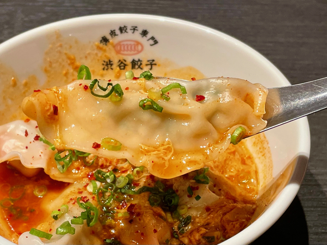 【渋谷餃子 新宿西口店】チゲ餃子は、ちょっとだけピリ辛