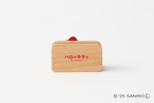 【ハローキティ「メモスタンド（レッド）」1,100円】裏には「ハローキティ」の文字が！