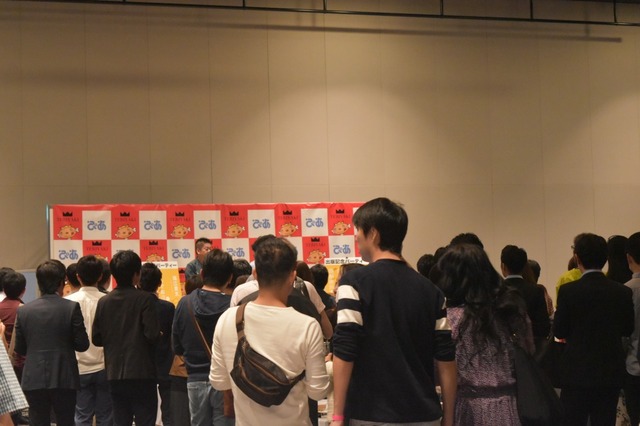 お酒や料理を楽しみながらトークショーを聞く