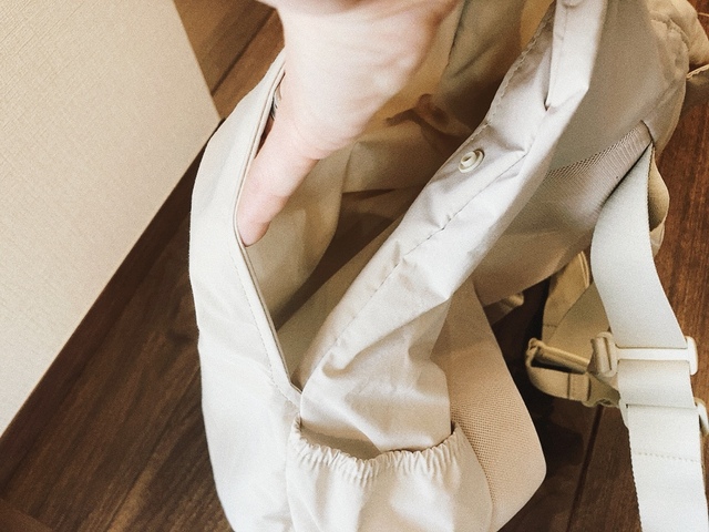 【UNIQLO U　ドローストリングバックパック】側面のスナップボタンで開閉する大きなフロントポケットがあります