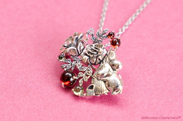 【「ムーミンママズデー」シリーズ】大好き！ムーミン＆ムーミンママ ブローチペンダント　30,800円（発売元：碌山ショップ）※2026年4月29日（水）発売予定
