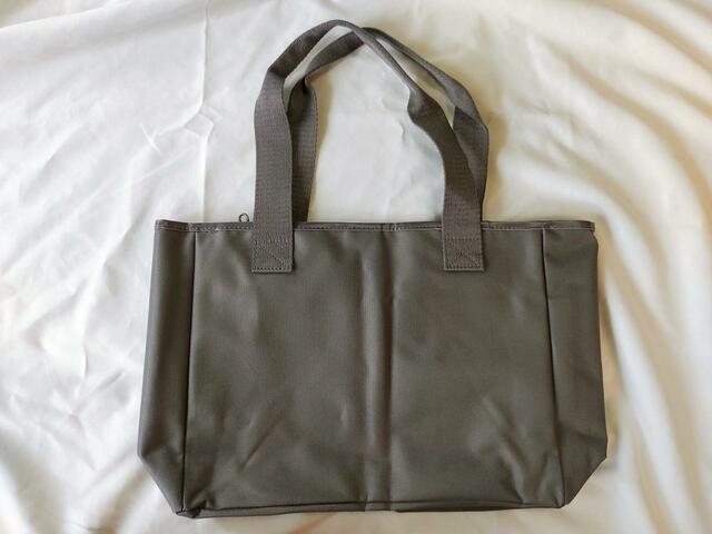 裏面はシンプルな無地『大人のおしゃれ手帖』10月号：付録「PLAIN PEOPLE（プレインピープル）」多機能おしゃれトートバッグ