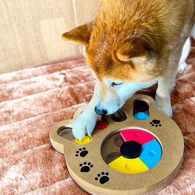 【ニトリ おやつを入れて遊べる知育トイ(足跡 モク)】飽きるどころか、夢中になってエンドレスで遊んでいます