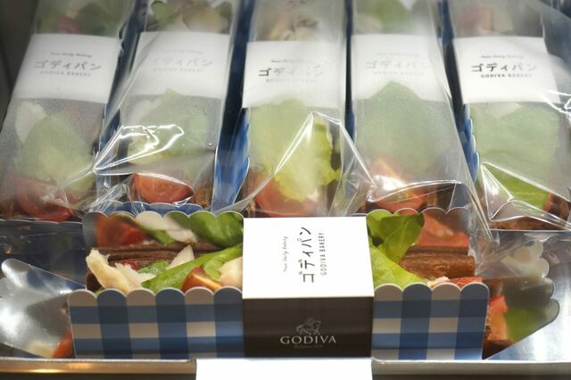 【GODIVA Bakery ゴディパン 本店】「タルティーヌ （チキンサラダ） 」702円