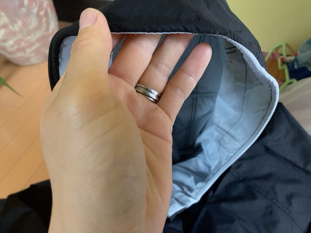 【ワークマン トラベルシェルライトレインポンチョ】フードは自転車用ヘルメットにも対応しています