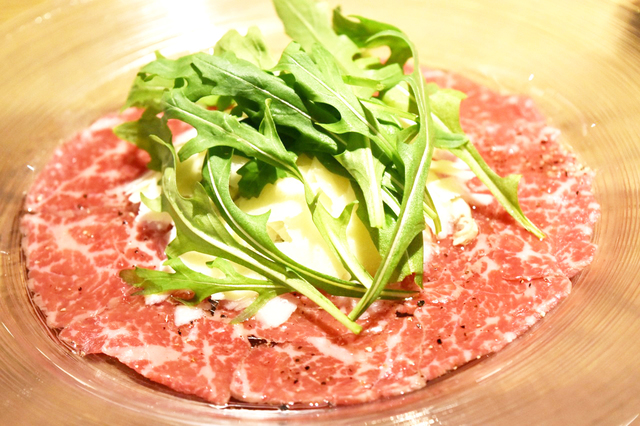 熟成和牛のカルパッチョセルバチコ添え