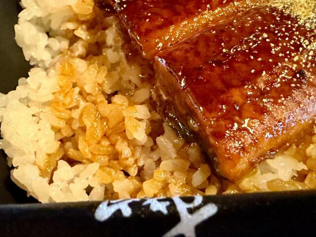 【すき家　うな丼】つゆだくでご飯にもしっかりタレがかかっています
