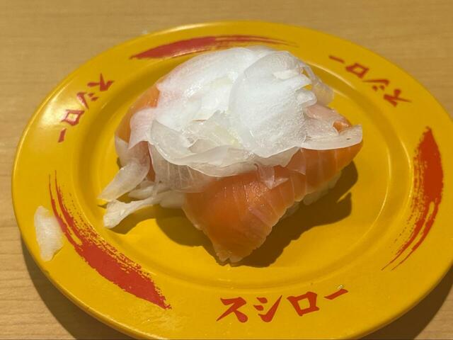 【スシロー オニオンサーモン】140円（税込）オニオンとマヨソースの主張に対し、サーモンの旨みが負けじと口に広がる絶妙なバランスの一品です