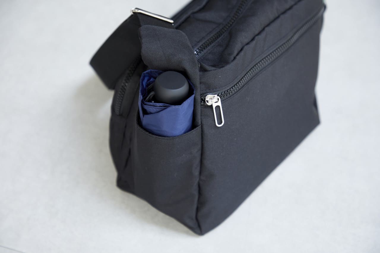 本屋さんで買える超優秀「ショルダーバッグ」軽量＆撥水！ポケット9個