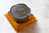 【成城石井】成城石井自家製 ドバイチョコ風ケーキ／蓋をあけたところ。ひとり分だと多いかな…？と思いつつ、ぺろりと食べられちゃいます。