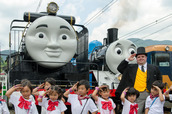 千頭駅にて「ヒロ」と「トーマス号」（2014年メディア向け公開イベントにて）