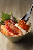 「海鮮丼」<期間:2025年10月1日~10月31日>【北海道の美味いものが大集合!『北海道なまら美味いフェアランチバイキング~前編~』が「ホテル日航成田」で開催中!】