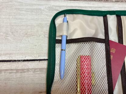 郵便局　スヌーピー　マスコットキーホルダー　ポシェット　マルチケース　ボールペン 郵便局限定“スヌーピー”グッズが登場！ 配達員風デザインの