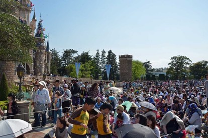 東京ディズニーランド Gwで空前の大混雑 新パレードで好ポジションを確保するコツ 2 3 ディズニー特集 ウレぴあ総研