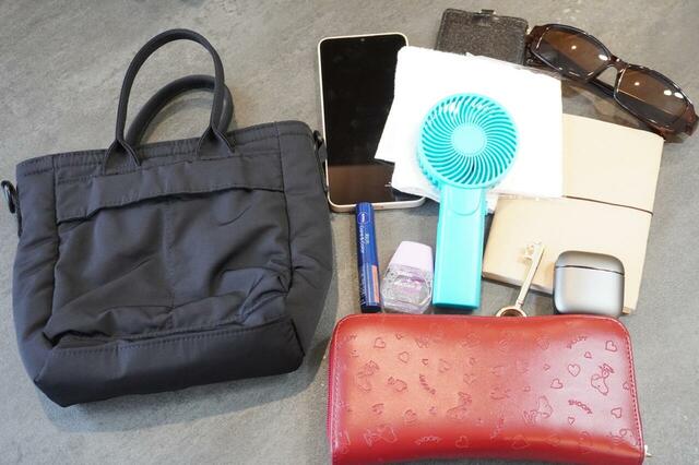 お出かけに必要な最低限の荷物が入る